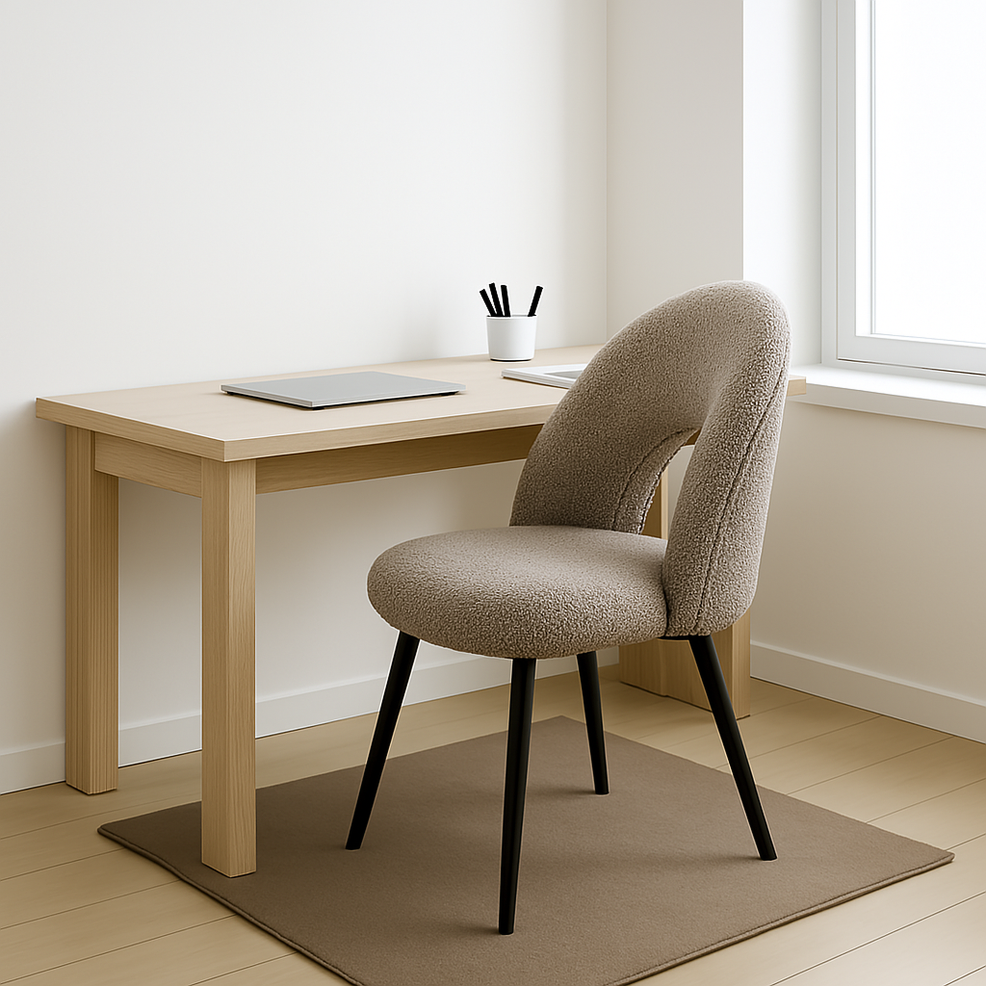 Silla de comedor moderna con asiento tapizado en bouclé gris y patas metálicas en negro. Una silla moderna, elegante y cómoda.