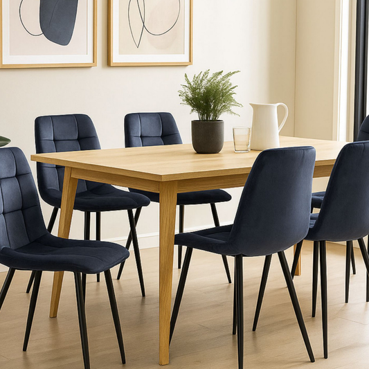 Silla de comedor gris oscuro con acabado terciopelo y con patas metálicas. Aspecto ligero y moderno acompañado de un  tacto suave y agradable.