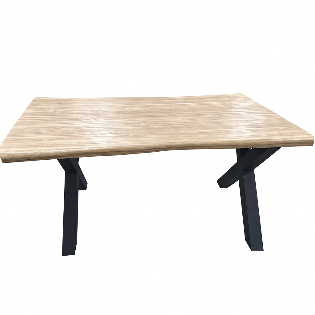 Mesa de comedor rectangular, tablero en MDF con acabado madera y patas metálicas resistentes revestidas en negro. Equilibrio entre estilo y resistencia.