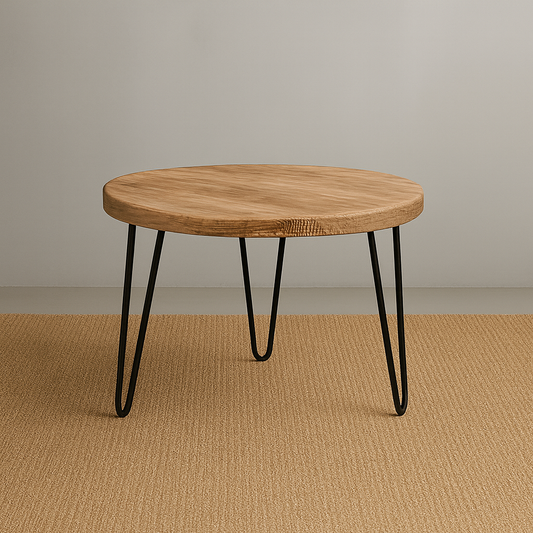 Mesa auxiliar redonda en madera de pino de reciclado. Práctica y versátil, con un estilo minimalista y un acabado natural. 