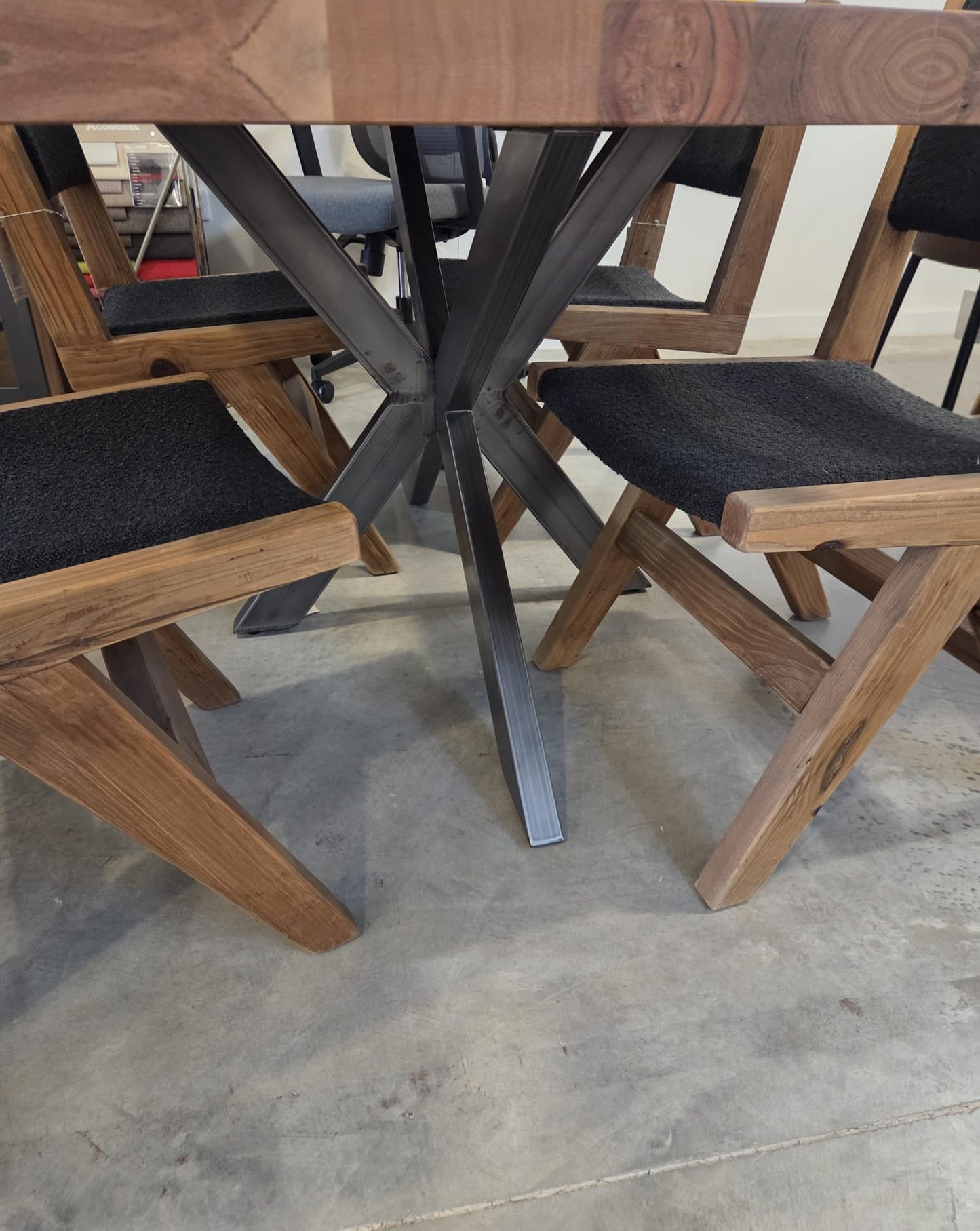 Mesa de comedor de Acacia "Dublín" CON PATAS NEGRO ÓXIDO