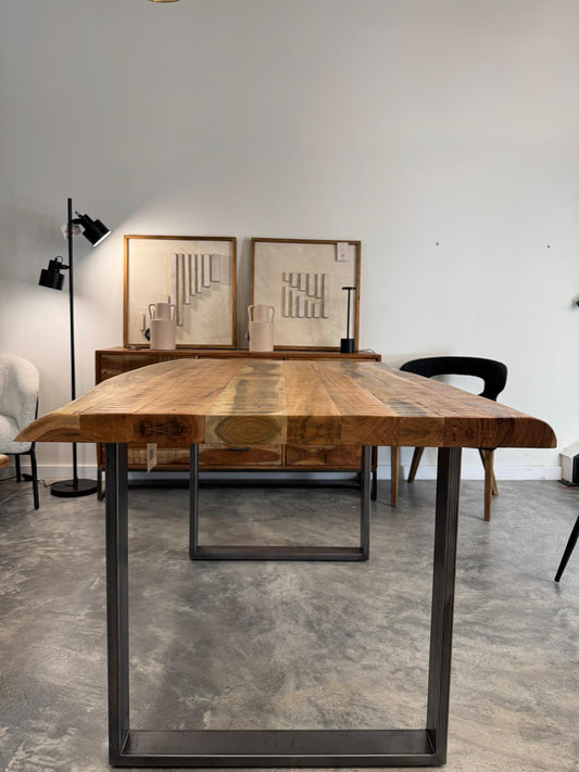 Mesa de comedor de Acacia "Oslo" con patas en negro óxido