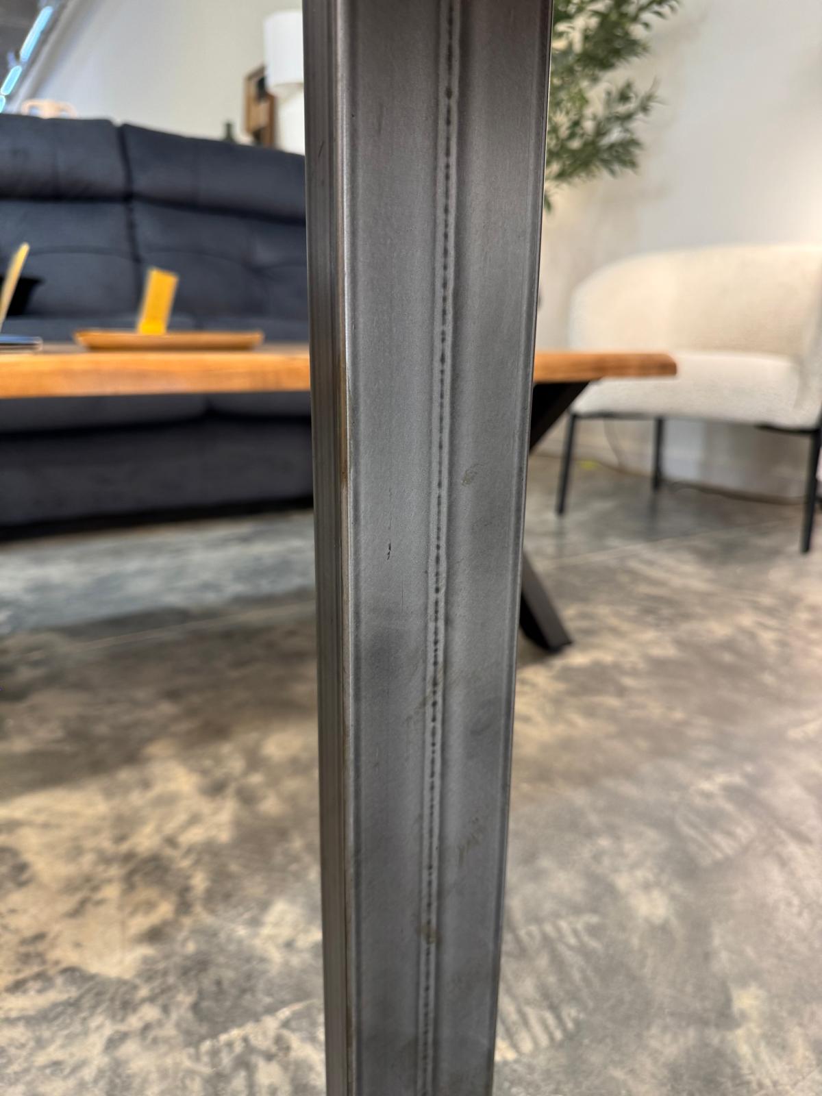 Mesa de comedor de Acacia "Oslo" con patas en negro óxido