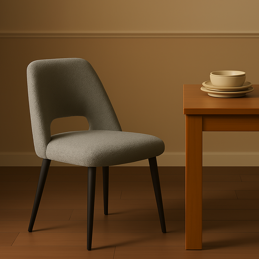 Silla de comedor tapizada en bouclé gris y patas metálicas en negro. Ideales para dar un toque elegante y glamouroso tanto en comedores como en cocinas.