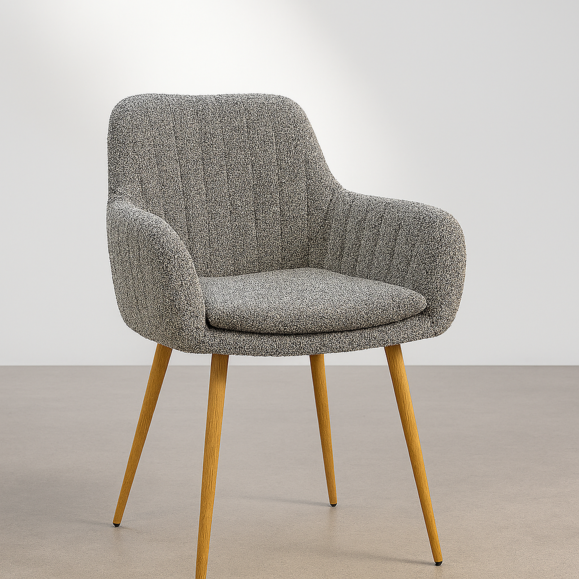 Sillón de comedor con un estilo sobrio y elegante. Disponible en beige y gris montaña. Cuenta con patas metálicas. Asiento y respaldo tapizados. 