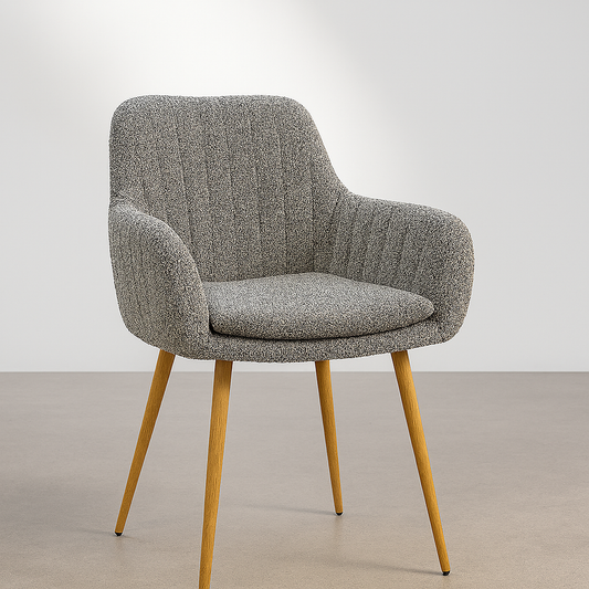 Sillón de comedor con un estilo sobrio y elegante. Disponible en beige y gris montaña. Cuenta con patas metálicas. Asiento y respaldo tapizados. 