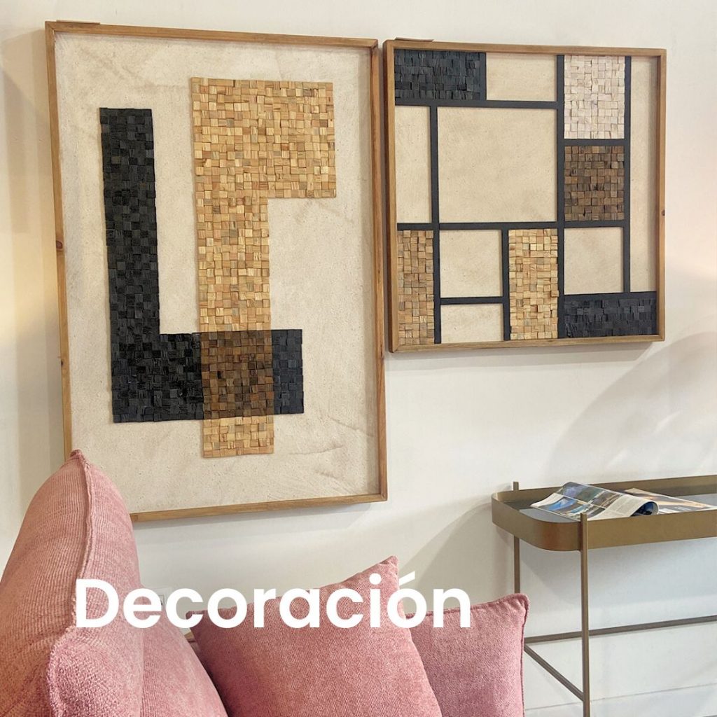Cuadros decorativos con relieve en madera de pino reciclada. Motivos geométtricos en tonos beige, marrones y negros.