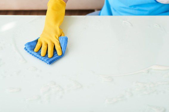 Tratar manchas difíciles en mesas de comedor porcelánicas